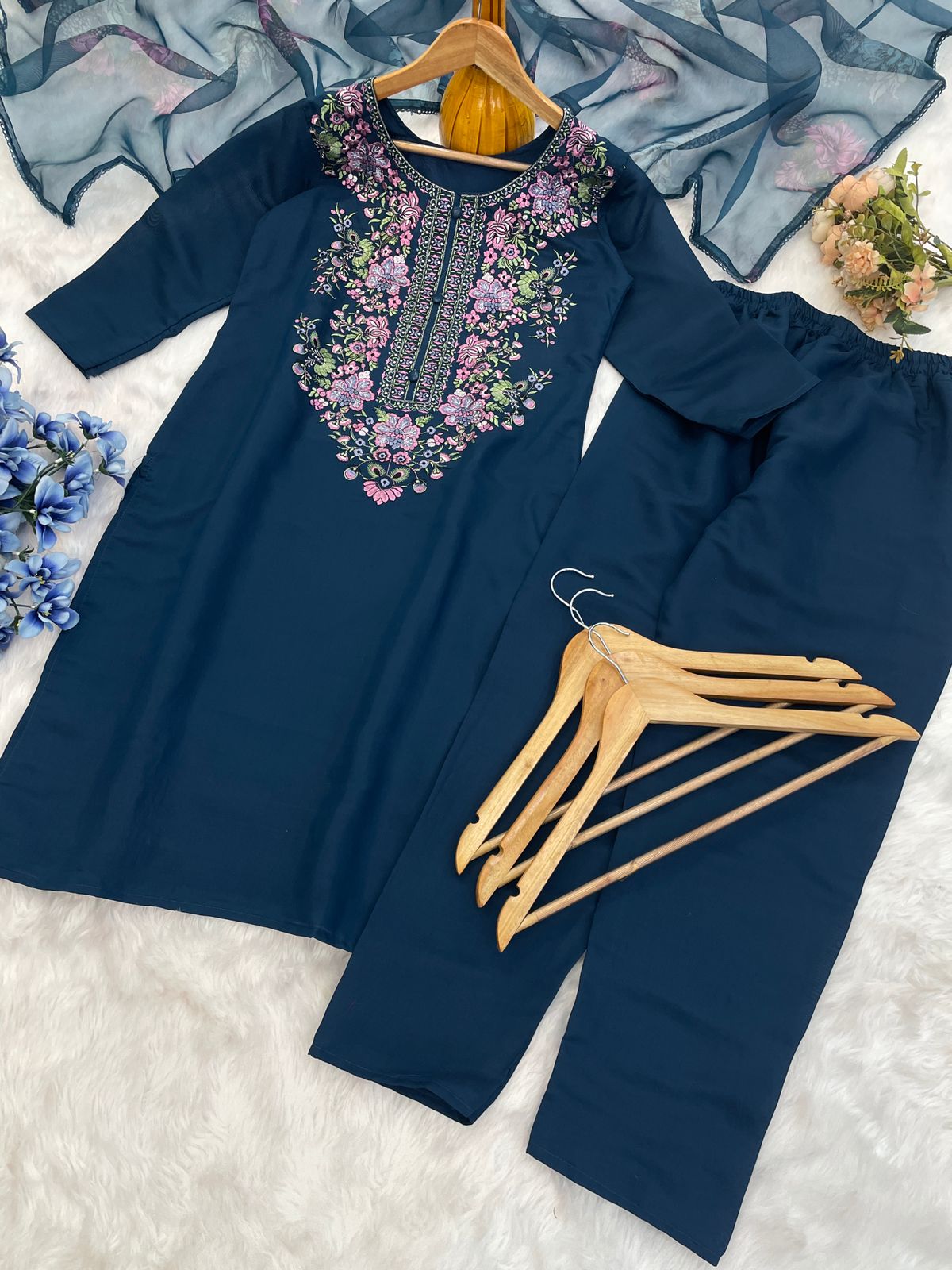 Presenting New Roman Fabric beautiful suit set - Blue - image_05_1a22da3e68a0.jpg